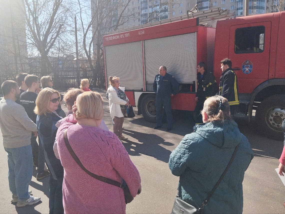 Пожарные поделились опытом с жителями Пожарные поделились опытом с жителями